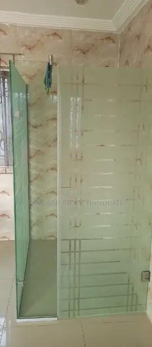 Strong and Durable Glass Shower Cubicle