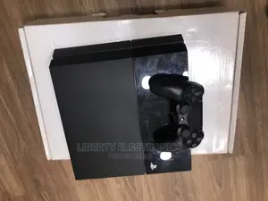 Regular Ps4 Regular + 1 Controller and Games ( GOW, Watchdog