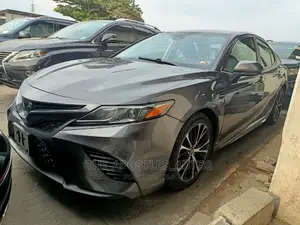Toyota Camry SE FWD (2.5L 4cyl 8AM) 2018 Gray