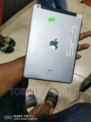 Apple iPad Air 32 GB Gray