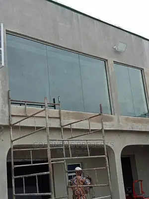 10mm Tempered Frameless Showroom Glass