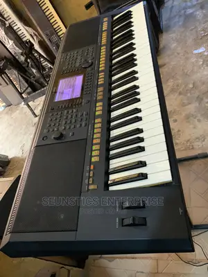 Quality Yamaha PSR S750 Keyboard/Piano