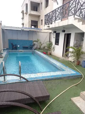 Fiberglass And Concrete Swimming Pools