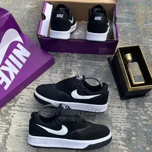 *Nike Sb Adversary’ Black White