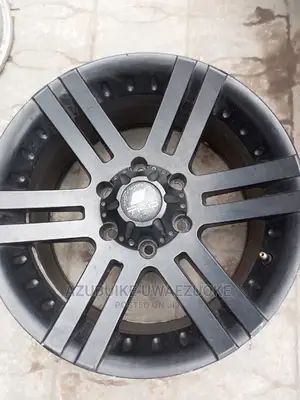 17"Rim Off-Road Toyota Tacoma, Parado