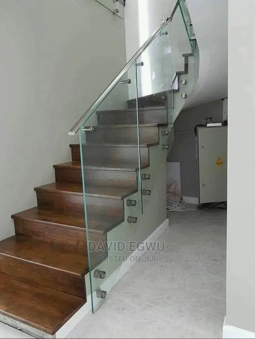 Frameless Staircase With Side Fix