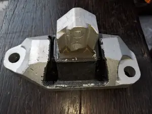 2006-2010 Volvo XC90 V8 Engine Mount