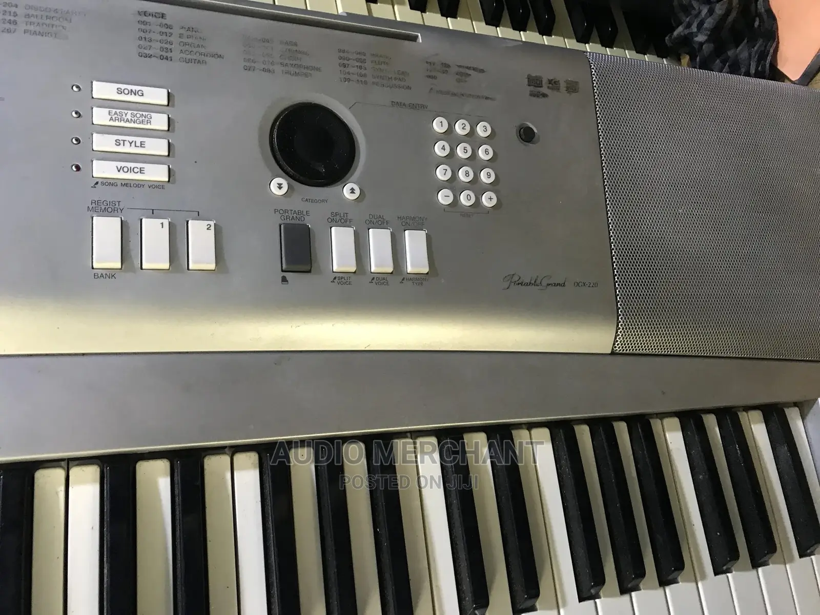 Yamaha DGX 220 Keyboard