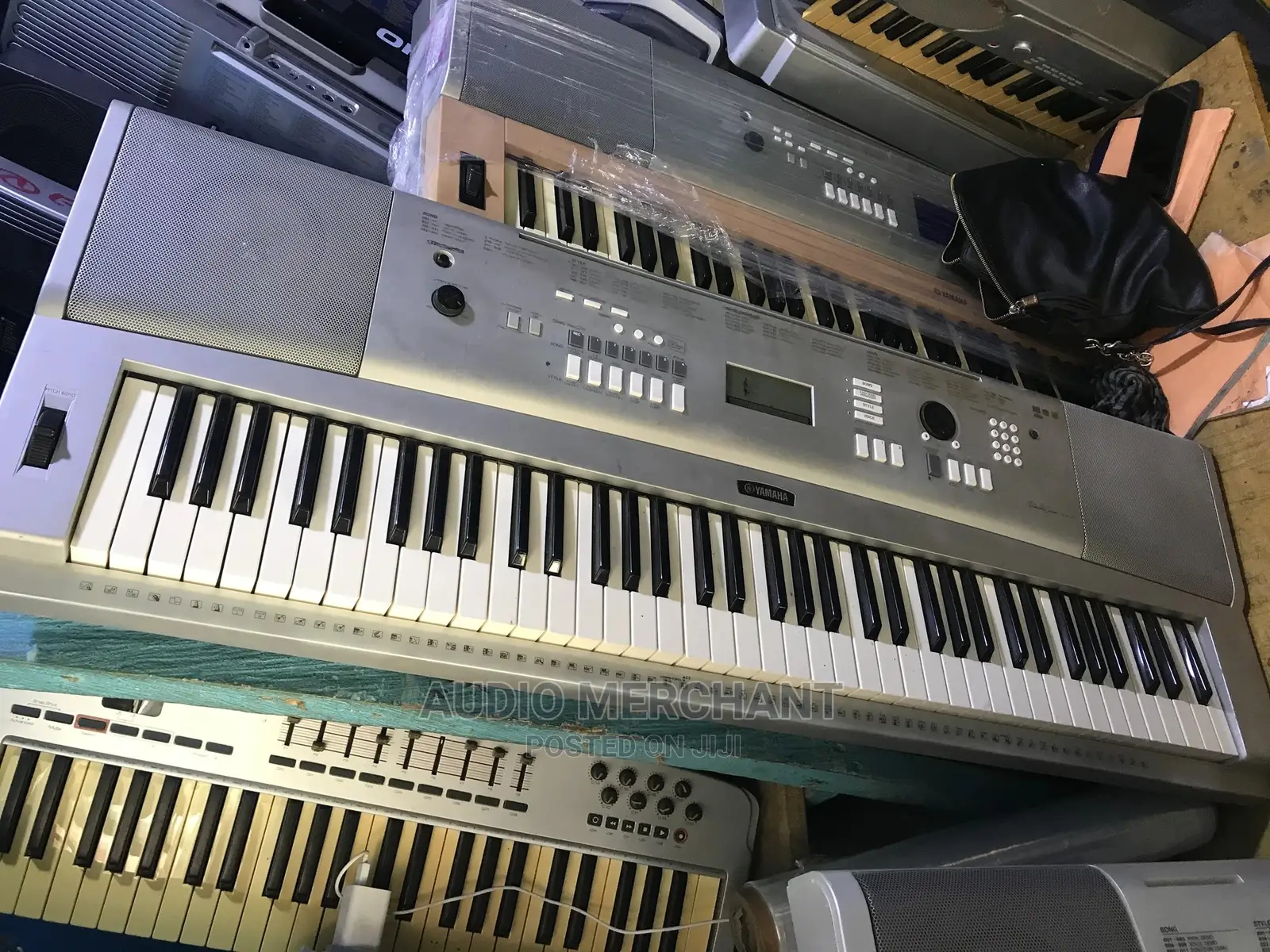 Yamaha DGX 220 Keyboard
