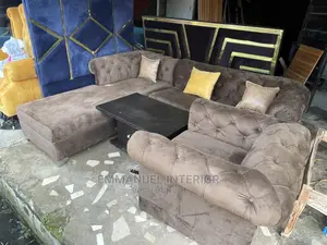 A Standard 7 Seater With a Center Table
