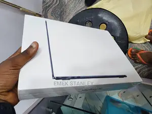 New Laptop Apple MacBook Air 2022 M2 8GB Apple M2 SSD 256GB