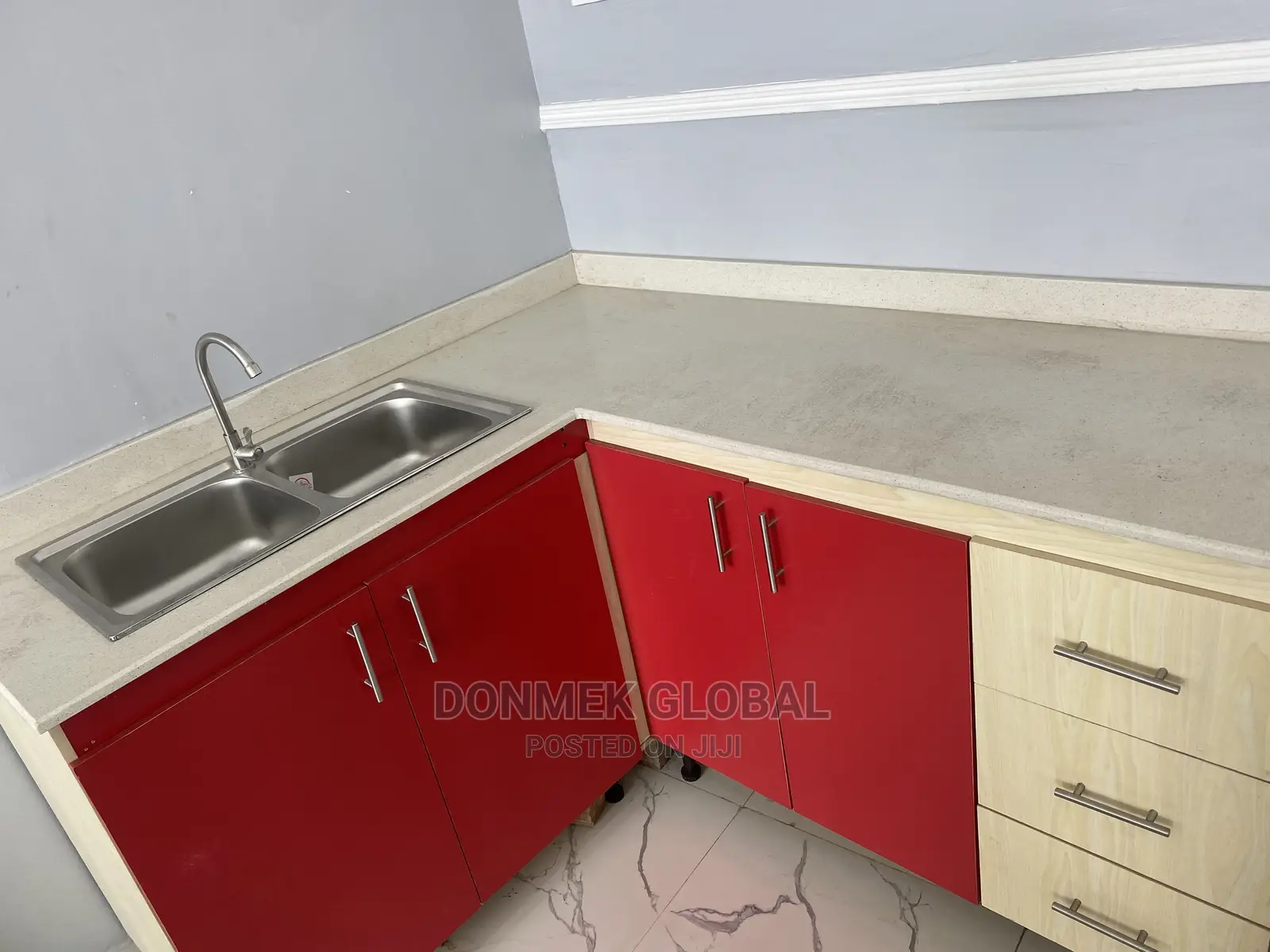 Quartz Slab on Kitchen Cabinet