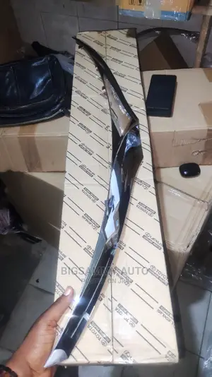 2012 Toyota Avensis Bonnet Chrome