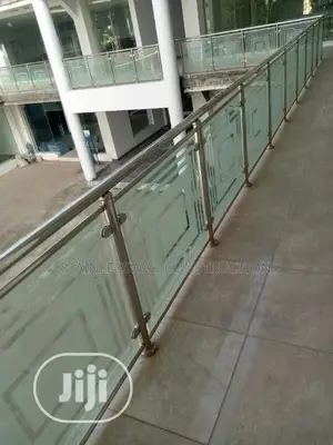 STAINLESS HANDRAIL WITH 10mm Glass Design