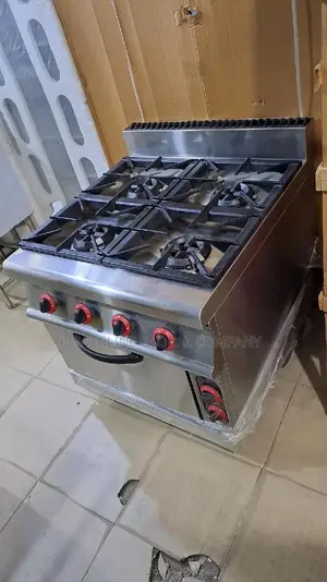 Industrial Gas Cooker With Oven for Restaurants/ Hotels