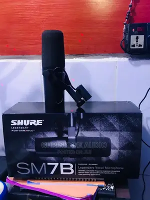 SHURE SM7B Legendary Microphone