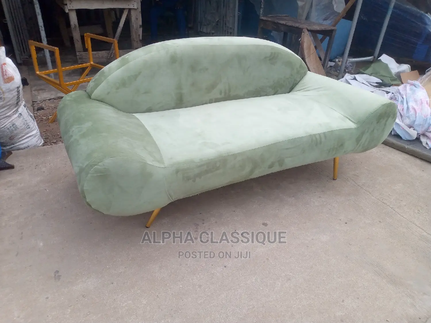 Classique Love Seat