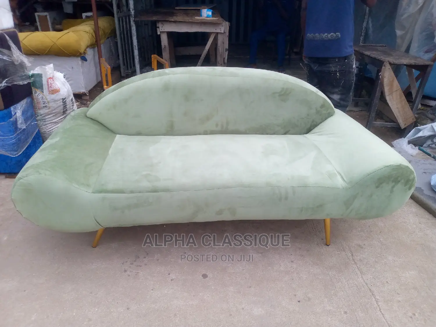 Classique Love Seat