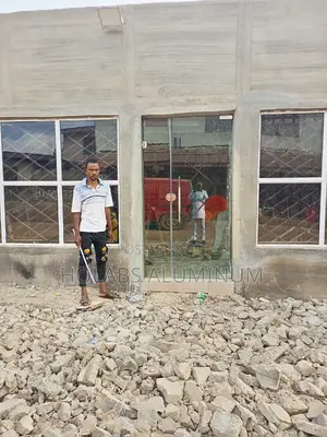 Fixed Window Projected With Frameless Door