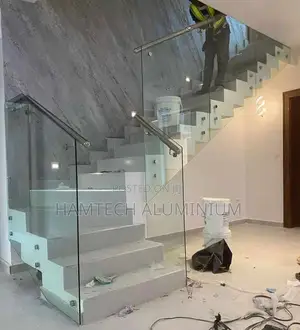 Staircase With 10mm Thick Glass