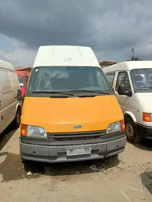 Ford Transit 2000 Yellow