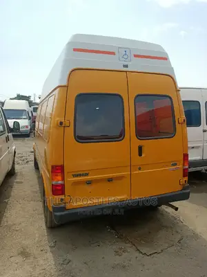 Ford Transit 2000 Yellow