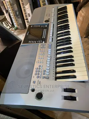 Quality Yamaha PSR S910 Keyboard/Piano