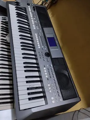 Yamaha PSR-S670 61-Key Arranger Workstation