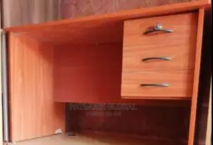 Modern Quality Executive Wooden Office Table With Drawers.