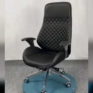 Modern Executive Leather Swivel Office Chair.