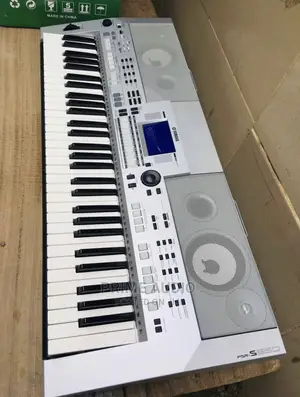 Yamaha PSR S550 Electronic Keyboard