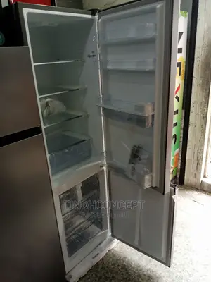 Hisense Refrigerator With Down Freezer and Dispenser