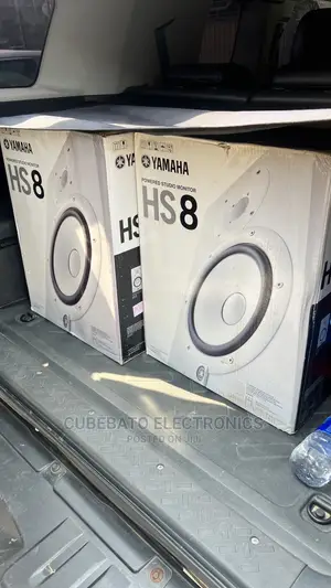 White Yamaha Hs8