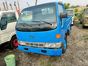 Toyota Dyna 100 Truck (Blue)