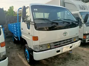 Toyota Dyna 400 Truck (White)