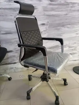 Modern Executive Swivel Leather Office Chair.
