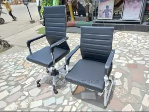 Modern Executive Swivel Leather Office Chair.