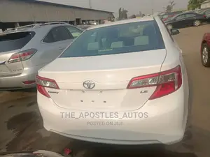 Toyota Camry LE 4dr Sedan (2.5L 4cyl 6A) 2014 White