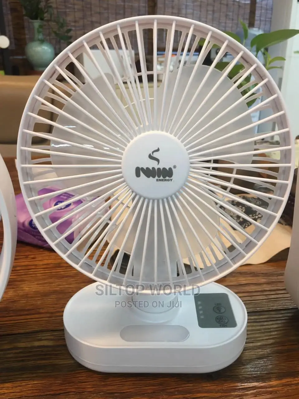 Iwin 8" Rechargeable Table Fan