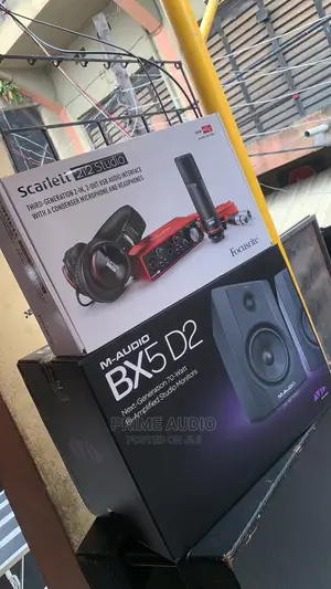 Maudio BX5 D2 Focusrite Scarlett 2i2 Bundle