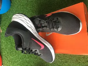 Nike Revolution 6NN