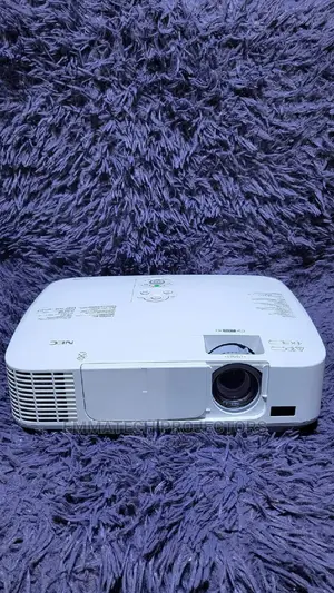 Very Neat And Bright Projector Lekki Ajah,Delta,Ikeja ,Ibada