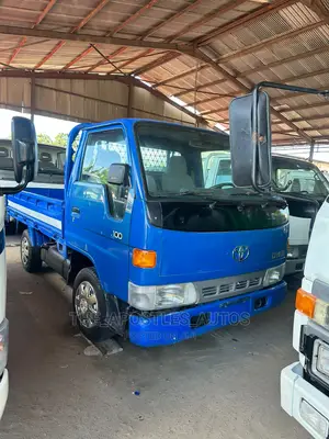 Blue Toyota Dyna 100 (Direct Hand)