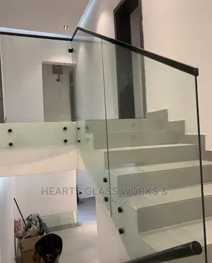 10mm Glass Balustrade With Black Top Handrail