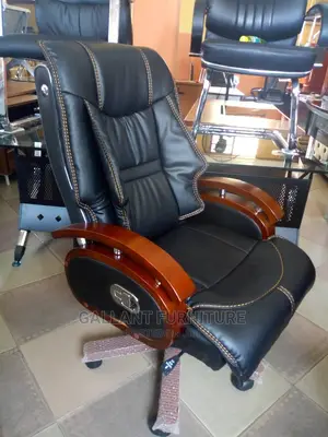 Quality Executive Swivel Leather Office Arm Chair.