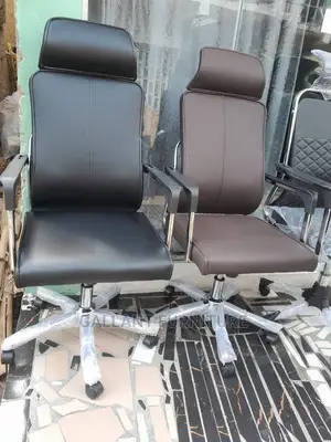 Quality Executive Swivel Leather Office Arm Chair.