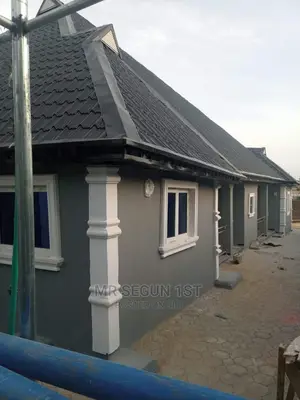 5bdrm Block of Flats in Providenc Estate, Akala Express for Sale