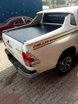 Toyota Hilux Rolling Booth Cover