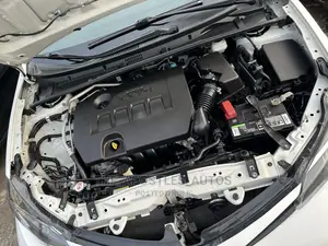Toyota Corolla SE (1.8L 4cyl 6M) 2018 White