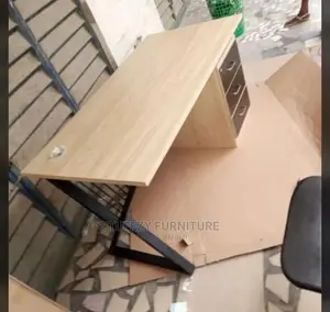 Office Tables 5feet With Metal Leg